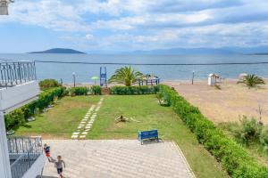 uma vista para a praia a partir da varanda de uma casa em "SteliosDimitra" House with view in sea of Kantia em Candia