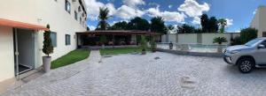 a car parked in a parking lot next to a building at Hotel Santana - Posto da Mata BA in Pasto da Mata
