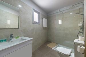 y baño con lavabo, aseo y ducha. en Paul Marie Hotel Apartments, en Ayia Napa