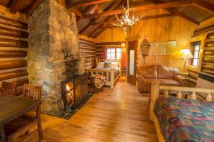 Posezení v ubytování Storm Mountain Lodge & Cabins + 37 fotografií
