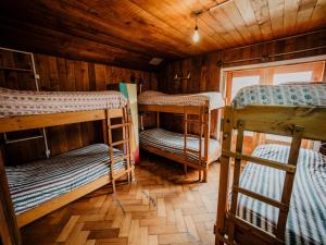 Habitación con 3 literas en una cabaña en Chili Kiwi Lakefront Backpackers, en Pucón