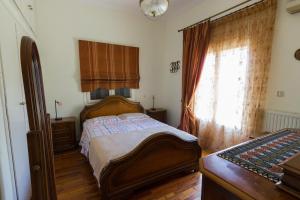 レオニディオにあるDanesi Houseのベッドルーム1室(木製ベッド1台、窓付)