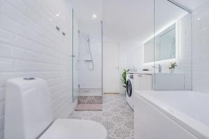 Baño blanco con aseo y lavamanos en Rooftop Apartments en Tallin
