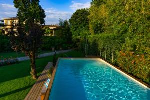 a swimming pool in the middle of a yard at Villa Le Facezie B&B in Terranuova Bracciolini