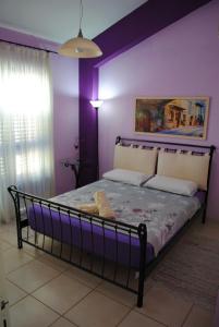 una camera con letto e pareti viola di Villa Lachi a Polis Chrysochous