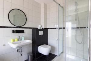 une salle de bain avec toilettes, lavabo et douche dans l'établissement Seapoint - Sea view, à Zandvoort 20 autres photos