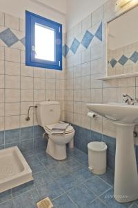 卡爾帕索斯的住宿－Aperanto Apartments，一间带卫生间和水槽的浴室