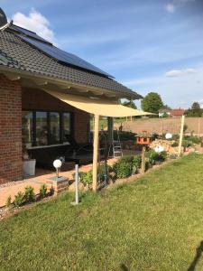 a yellow umbrella in the yard of a house at Gemütliche, großzügige Ferienwohnung in Salzhausen