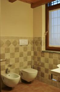 La salle de bains est pourvue de toilettes et d'un lavabo. dans l'établissement Agriturismo Cavrigo, à Lodi