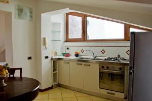 uma pequena cozinha com um lavatório e uma janela em Blumind em Salerno