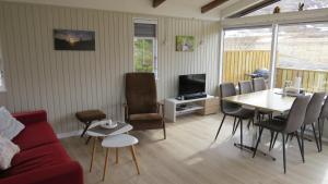 Telewizja i/lub zestaw kina domowego w obiekcie Hvammur 1 with private hot tub