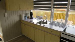 Kuchnia lub aneks kuchenny w obiekcie Hvammur 1 with private hot tub