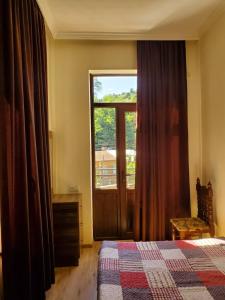 Rúm í herbergi á HOSTEL FAMILY