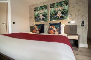 Postel nebo postele na pokoji v ubytování Signature Suites