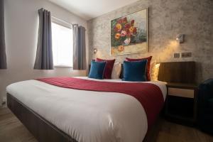 Postel nebo postele na pokoji v ubytování Signature Suites