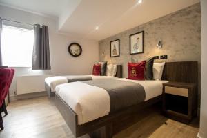 Postel nebo postele na pokoji v ubytování Signature Suites