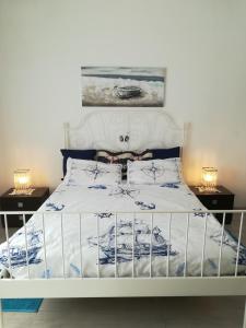 un letto in una stanza con due comodini di Appartamento vicino Grado/Aquileia a San Lorenzo