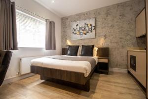 Postel nebo postele na pokoji v ubytování Signature Suites