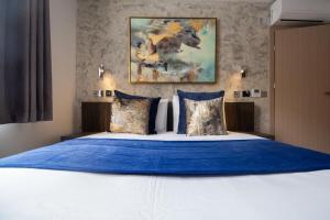 Postel nebo postele na pokoji v ubytování Signature Suites