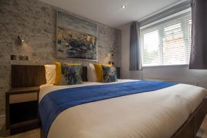 Postel nebo postele na pokoji v ubytování Signature Suites