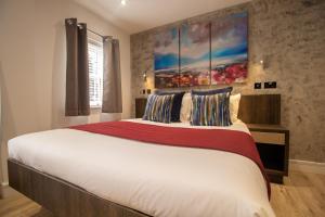 Postel nebo postele na pokoji v ubytování Signature Suites