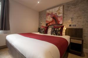 Postel nebo postele na pokoji v ubytování Signature Suites