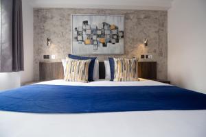 Postel nebo postele na pokoji v ubytování Signature Suites