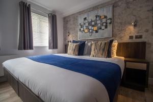 Postel nebo postele na pokoji v ubytování Signature Suites