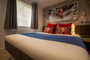 Postel nebo postele na pokoji v ubytování Signature Suites