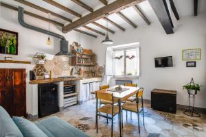 uma cozinha e sala de estar com mesa e cadeiras em ManillaHouse em Montepulciano