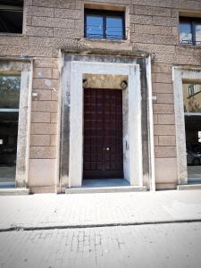 ジェノヴァにあるCASA DEL PRINCIPE AMBA ALAGI - ST MARITTIMA - GENOVABNB itの褐色の扉が付いたレンガ造り