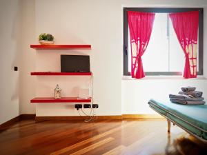 ジェノヴァにあるCASA DEL PRINCIPE AMBA ALAGI - ST MARITTIMA - GENOVABNB itのベッド1台、ピンクのカーテン付きの窓が備わる客室です。