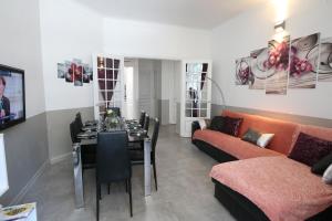 een woonkamer met een bank en een eetkamer bij Amiral Courbet Apartment in Juan-les-Pins