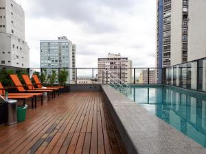 una terraza en la azotea con piscina y edificios en Metro Republica, en São Paulo