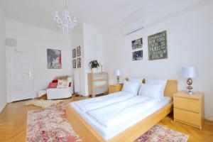 Postel nebo postele na pokoji v ubytování Standard Apartment by Hi5 - Madách Imre 1
