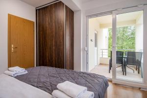 1 dormitorio con 1 cama y puerta corredera de cristal en Apartments Mijo, en Dugi Rat