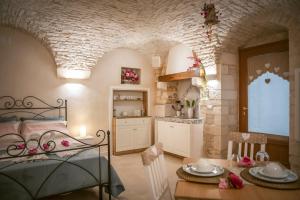 a bedroom with a bed and a table in a room at La pietra Maga in Martina Franca