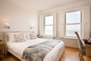 A bed or beds in a room at Hotel Continental 