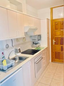 Kuchyň nebo kuchyňský kout v ubytování Studio Apartment Direkt Am Meer