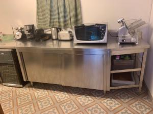 A kitchen or kitchenette at the green home