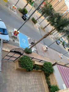una vista aérea de una calle con un edificio y un coche en Apartamentos Marina Dor Agua Marina en Oropesa del Mar