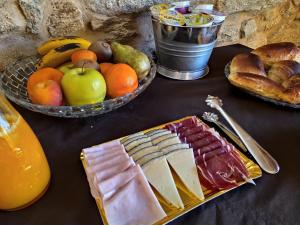 uma mesa coberta com tigelas de fruta e queijo em CARBALLO DE PRADO 1900 em Pontevedra