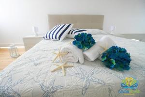 A bed or beds in a room at Pavon House Blue - Villetta nuova costruzione 80 mt dal mare, 3 km da spiagge Torre San Giovanni
