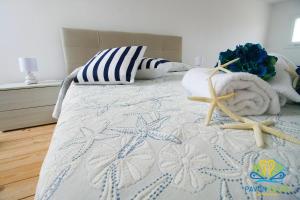 A bed or beds in a room at Pavon House Blue - Villetta nuova costruzione 80 mt dal mare, 3 km da spiagge Torre San Giovanni