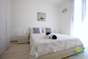 A bed or beds in a room at Pavon House Blue - Villetta nuova costruzione 80 mt dal mare, 3 km da spiagge Torre San Giovanni