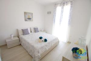 A bed or beds in a room at Pavon House Blue - Villetta nuova costruzione 80 mt dal mare, 3 km da spiagge Torre San Giovanni