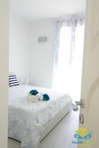 A bed or beds in a room at Pavon House Blue - Villetta nuova costruzione 80 mt dal mare, 3 km da spiagge Torre San Giovanni