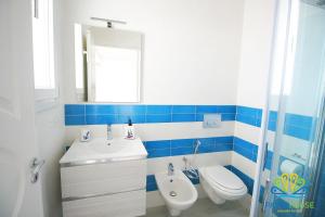 A bathroom at Pavon House Blue - Villetta nuova costruzione 80 mt dal mare, 3 km da spiagge Torre San Giovanni Még 24 kép