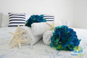 A bed or beds in a room at Pavon House Blue - Villetta nuova costruzione 80 mt dal mare, 3 km da spiagge Torre San Giovanni