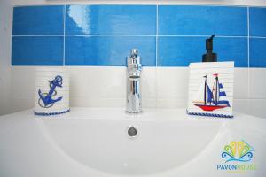 A bathroom at Pavon House Blue - Villetta nuova costruzione 80 mt dal mare, 3 km da spiagge Torre San Giovanni